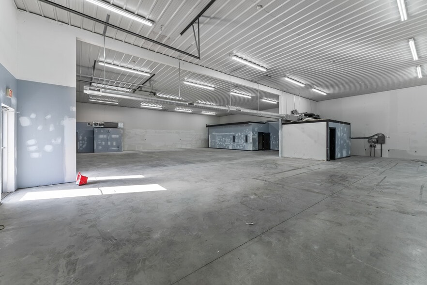 520 Industrial Dr, Carmel, IN for lease - Interior Photo - Image 3 of 7