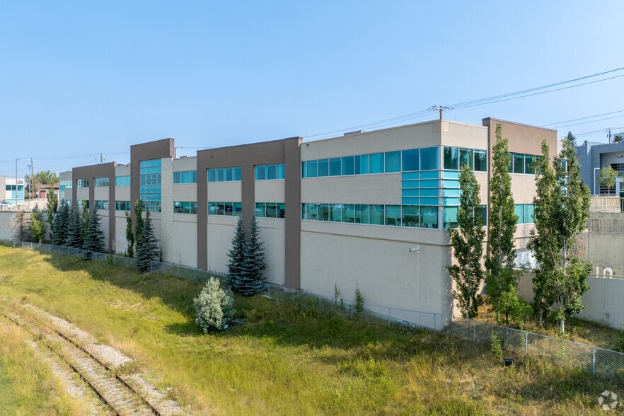 225 Manning Rd NE, Calgary, AB for lease - Building Photo - Image 2 of 3