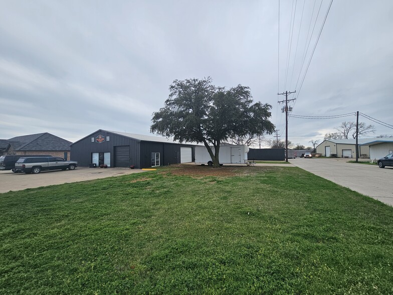 901 E Mcdonald Dr, Pilot Point, TX for sale - Building Photo - Image 1 of 18