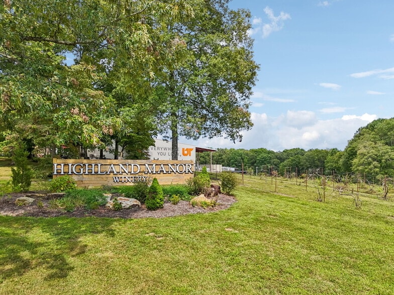 2965 S York Hwy, Jamestown, TN for sale - Primary Photo - Image 1 of 43