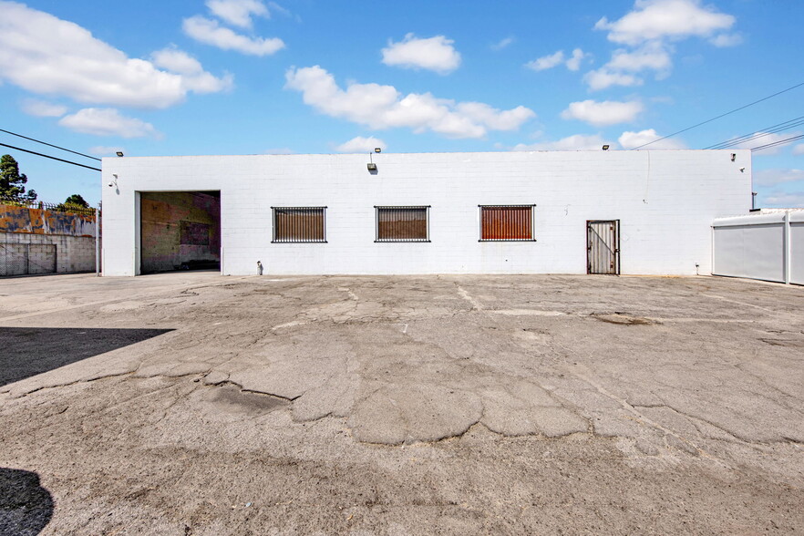 7315 Greenbush Ave, North Hollywood, CA for lease - Building Photo - Image 2 of 8