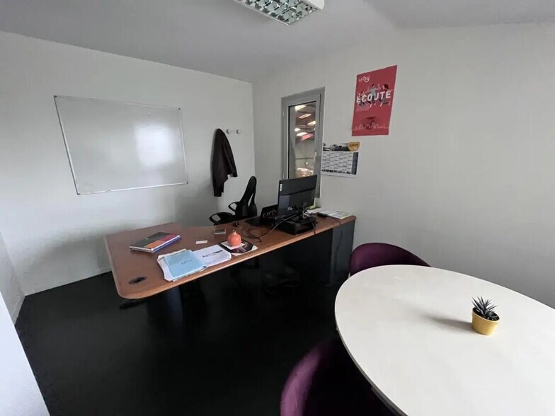 Flex in Vern-sur-Seiche for lease - Interior Photo - Image 3 of 8