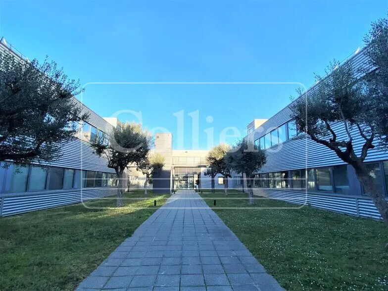 Office in Marseille for lease - Building Photo - Image 1 of 8