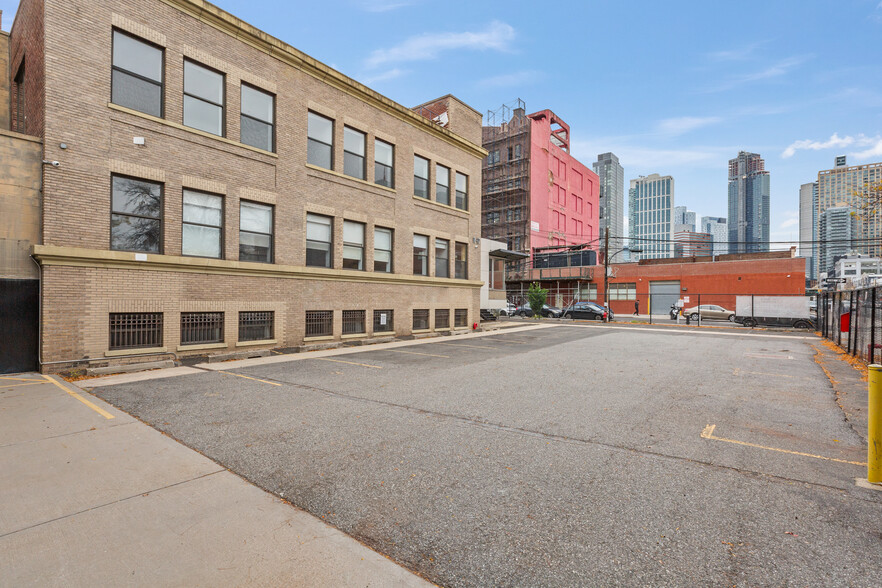 11-17 43rd Ave, Long Island City, NY for lease - Building Photo - Image 1 of 3