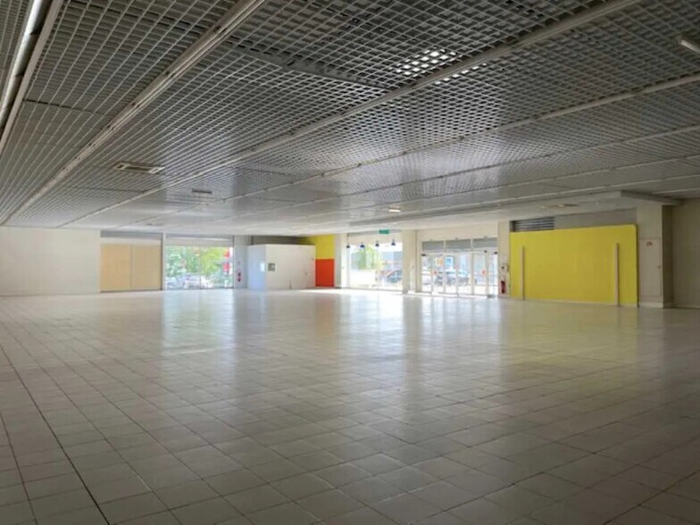 Retail in Soissons for lease - Building Photo - Image 3 of 6