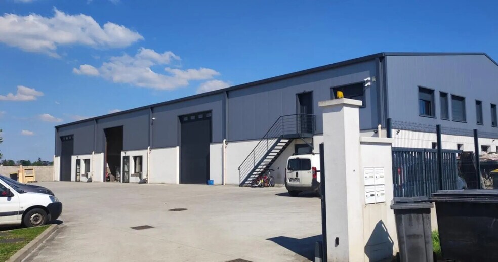 Office in Limours for lease - Building Photo - Image 1 of 8