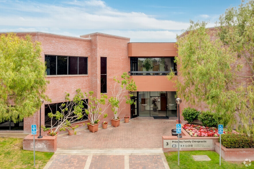 3 Corporate Plaza Dr, Newport Beach, CA for lease - Primary Photo - Image 1 of 9