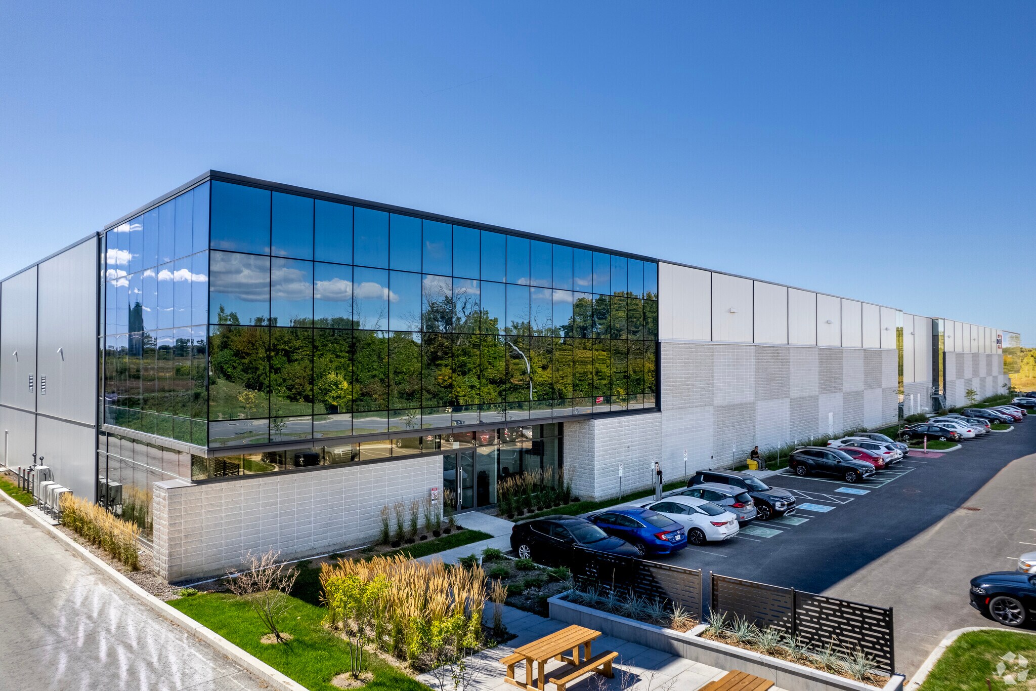 213 Boul Industriel, Châteauguay, QC for sale Primary Photo- Image 1 of 1