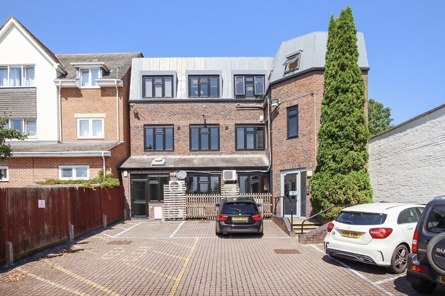 161 Fleet Rd, Fleet for sale - Building Photo - Image 1 of 1