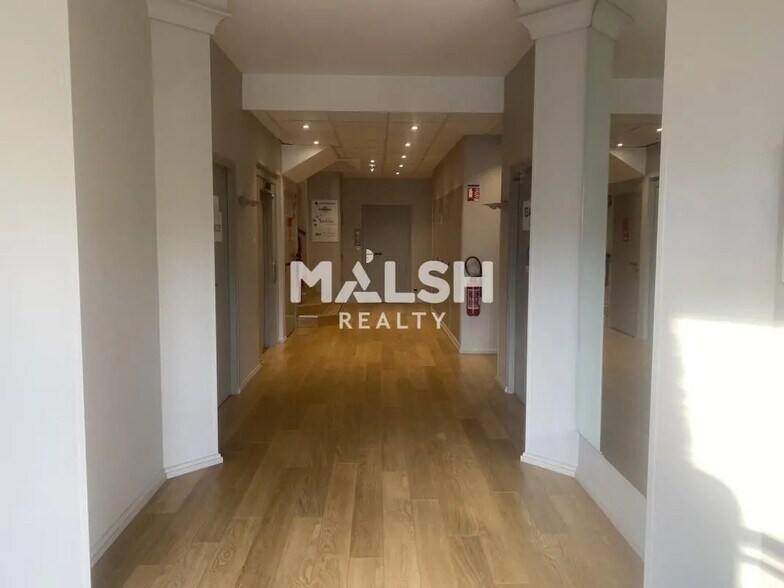 Office in Lyon for lease - Building Photo - Image 2 of 9