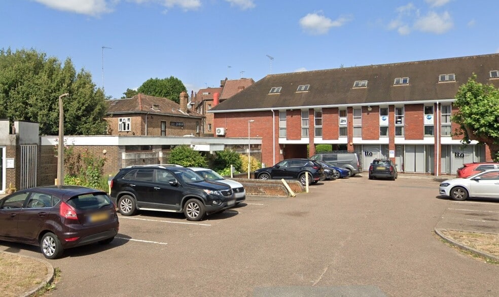 19-25 Salisbury Sq, Hatfield for lease - Building Photo - Image 1 of 3