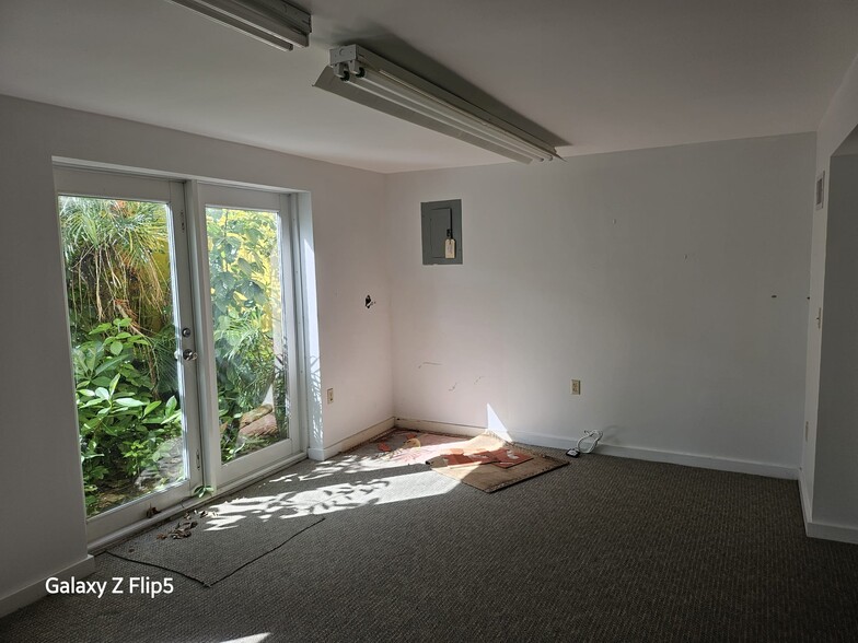 3898 Shipping Ave, Miami, FL for lease - Building Photo - Image 3 of 20