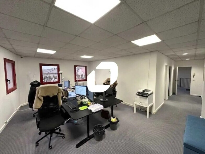 Office in Eaubonne for lease - Interior Photo - Image 2 of 14