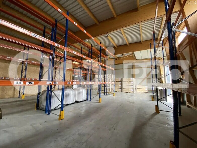 Flex in Pont-Audemer for lease - Interior Photo - Image 2 of 10