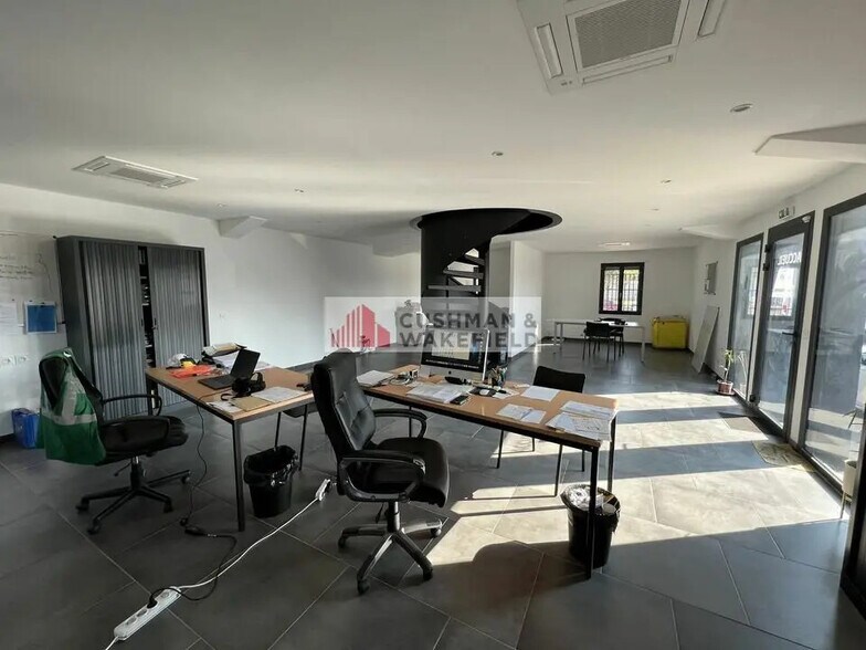 Flex in Nîmes for lease - Interior Photo - Image 2 of 3