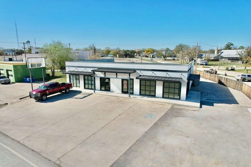 307 2nd St, Pleasanton, TX for lease - Primary Photo - Image 1 of 8