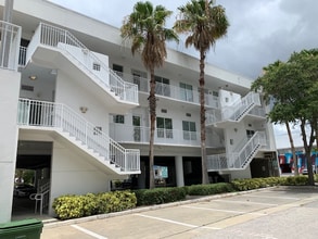 1348-1358 Fruitville Rd, Sarasota, FL for lease Interior Photo- Image 1 of 12