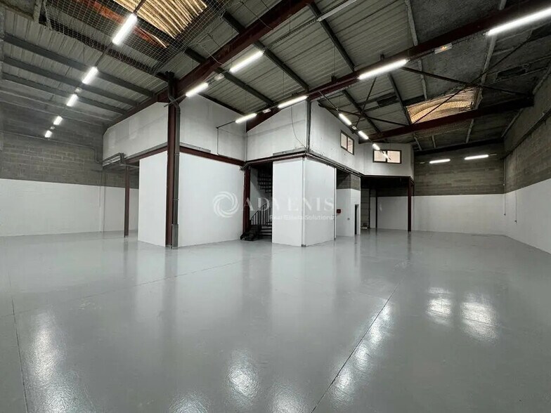 Flex in Le Thillay for lease - Interior Photo - Image 2 of 8