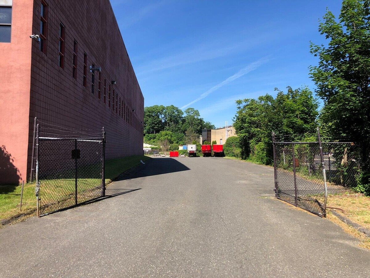 93 Triangle St, Danbury, CT 06810