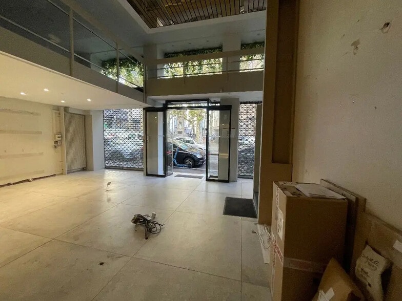 Office in Lyon for sale - Lobby - Image 2 of 4