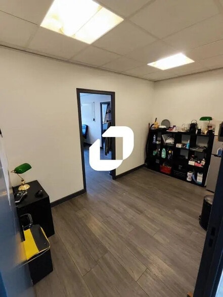 Office in Croissy-Beaubourg for lease - Interior Photo - Image 2 of 5