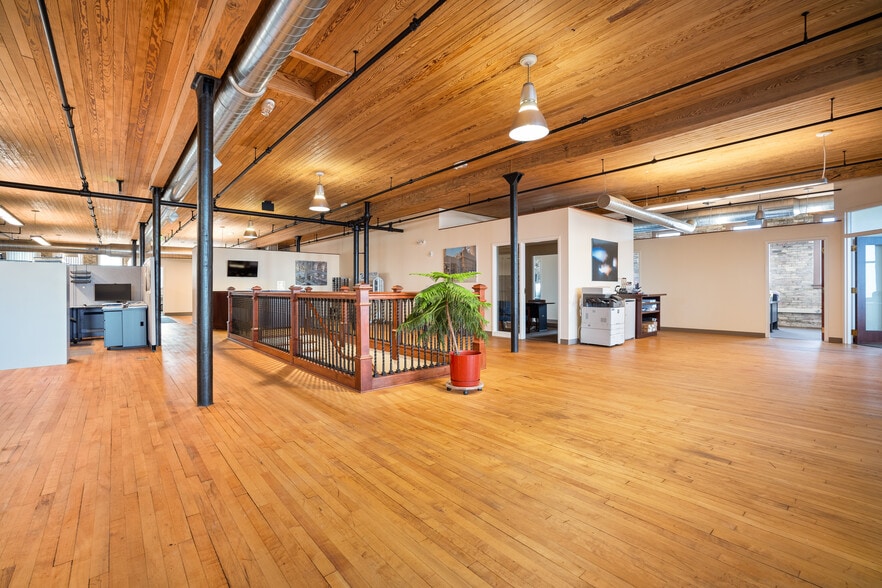 211 N Franklin St, Port Washington, WI for lease - Interior Photo - Image 3 of 70