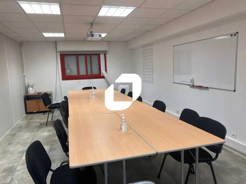 Office in Conflans-Sainte-Honorine for lease - Building Photo - Image 1 of 13