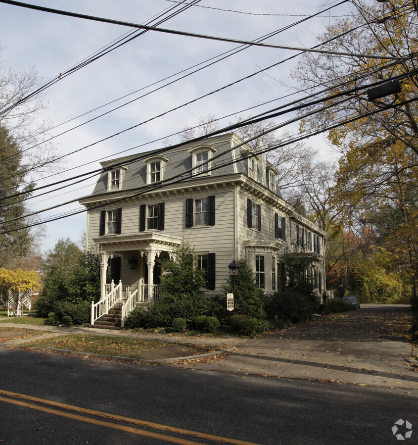 49 Grove St, Haddonfield, NJ 08033
