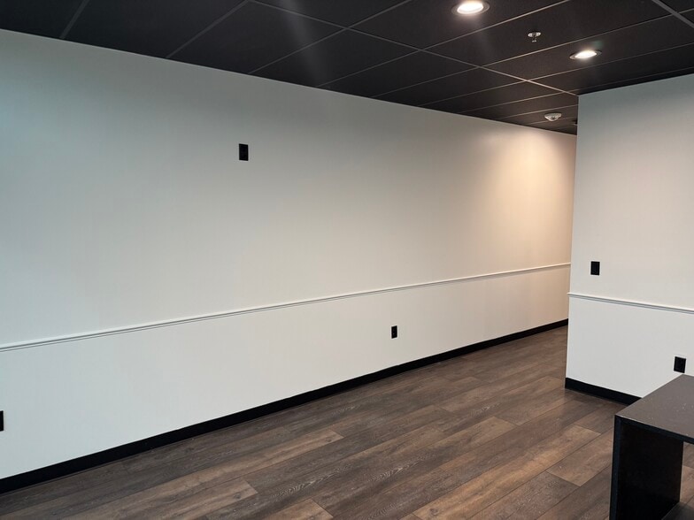 1701 W Royal Ln, Irving, TX for lease - Interior Photo - Image 2 of 20