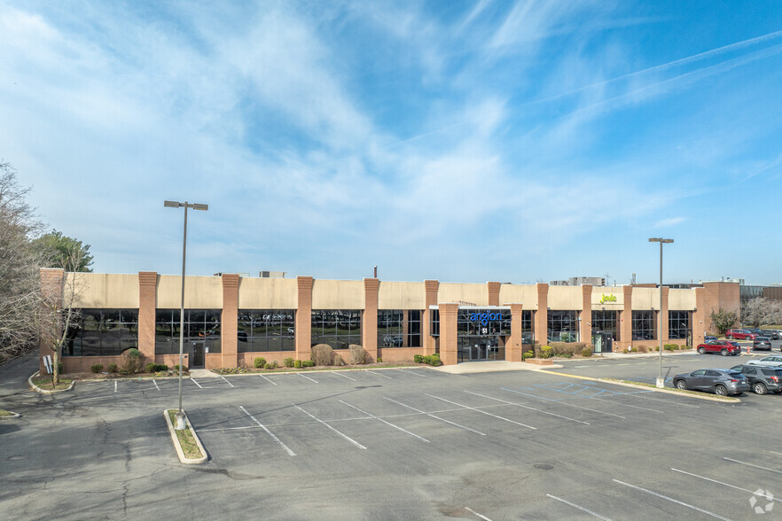 51 Charles Lindbergh Blvd, Uniondale, NY for lease - Building Photo - Image 2 of 9