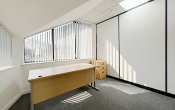 Moss Ln, Altrincham for lease Interior Photo- Image 2 of 9