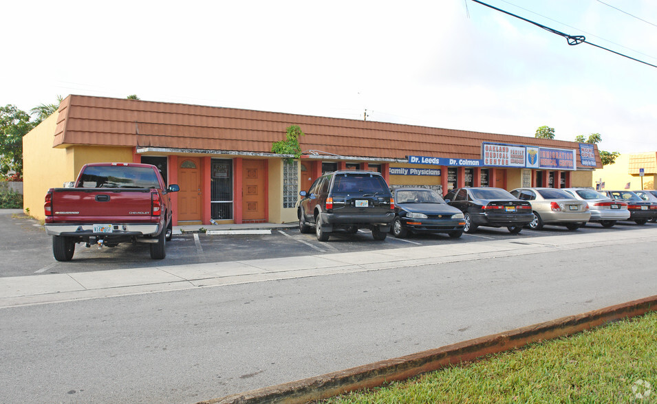 4406-4420 W Oakland Park Blvd, Lauderdale Lakes, FL for lease - Building Photo - Image 2 of 3