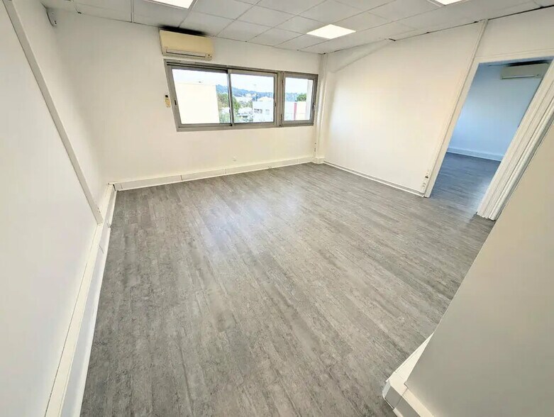 Office in Mandelieu-la-Napoule for lease - Interior Photo - Image 2 of 5