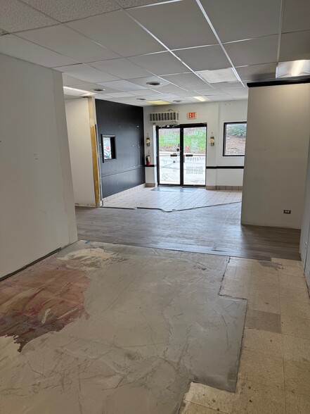 127 E State St, Batavia, IL for lease - Building Photo - Image 3 of 9