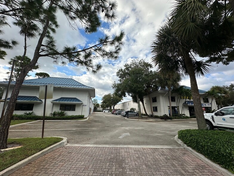 1330 & 1350 W Indiantown Rd portfolio of 2 properties for sale on LoopNet.com - Building Photo - Image 2 of 3