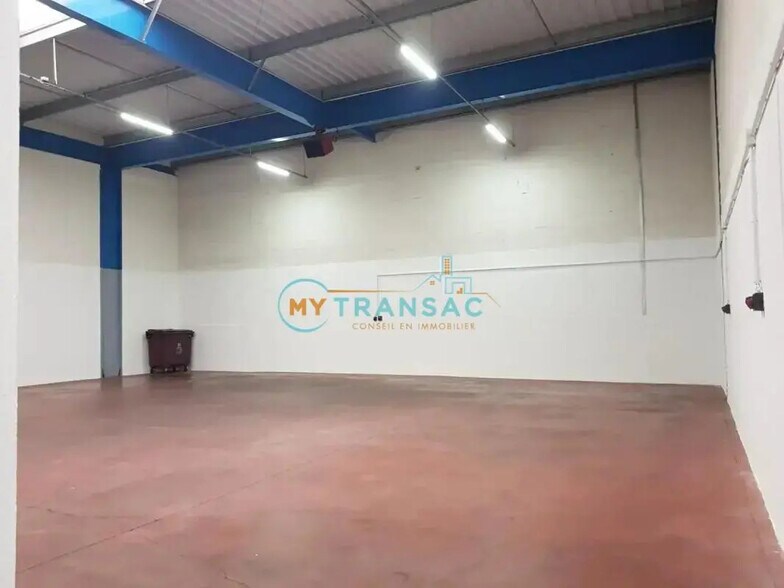 Industrial in Noisiel for lease - Building Photo - Image 2 of 11