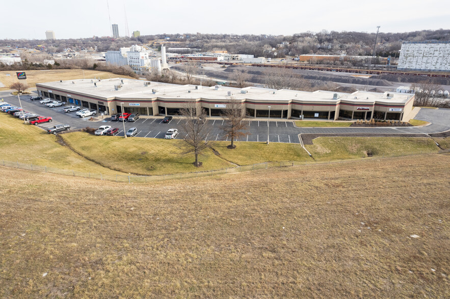 1300-1322 Adams St, Kansas City, KS for lease - Building Photo - Image 3 of 17