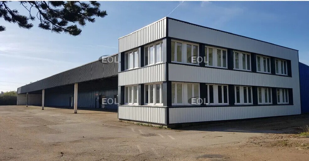 Industrial in Coignières for lease - Building Photo - Image 1 of 3