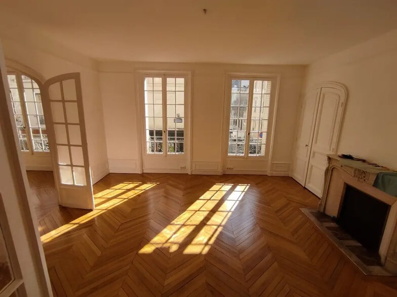 Office in Paris for lease - Interior Photo - Image 2 of 9