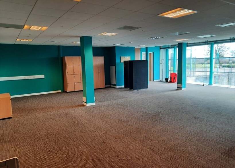 Thamesdown Dr, Swindon for lease - Interior Photo - Image 2 of 5