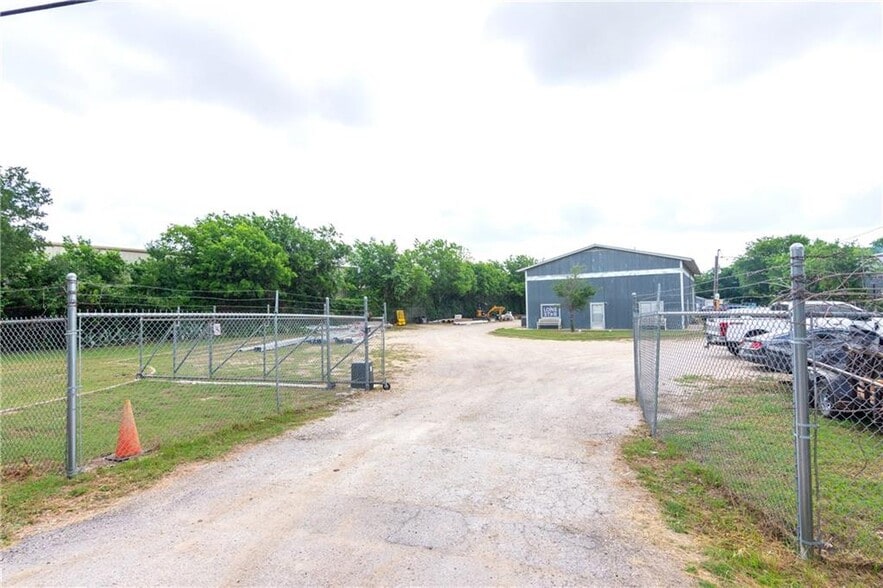 10509 Old Manchaca Rd, Austin, TX for lease - Building Photo - Image 2 of 24