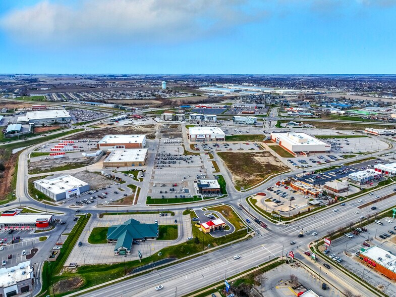 4515 Westdale Pkwy SW, Cedar Rapids, IA for sale - Aerial - Image 2 of 7