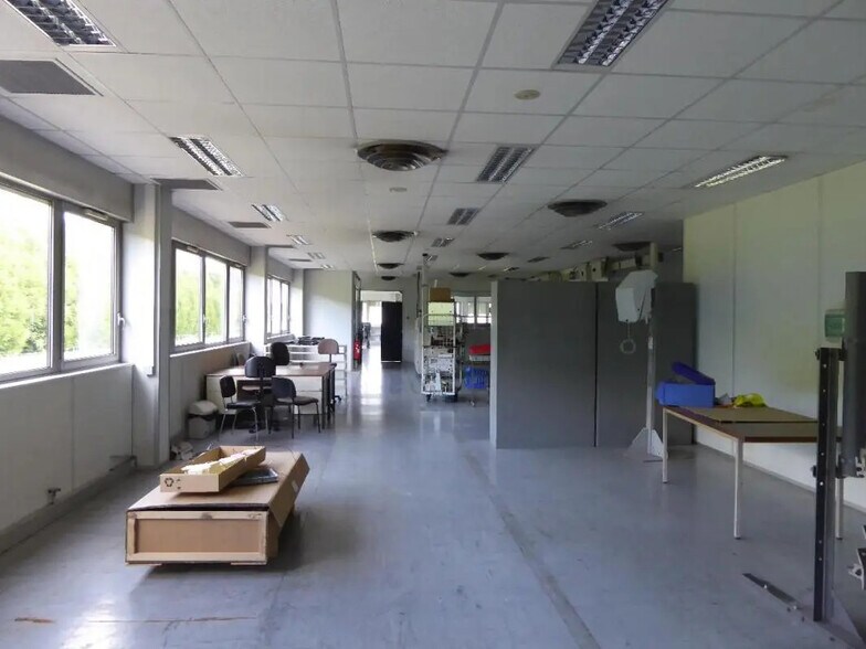 Flex in Barentin for lease - Interior Photo - Image 3 of 8