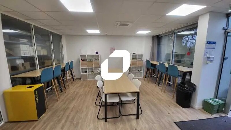 Office in Canéjan for lease - Building Photo - Image 2 of 9