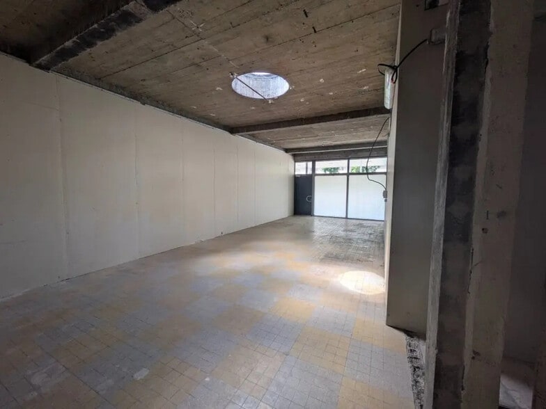 Retail in Besançon for lease - Interior Photo - Image 3 of 4