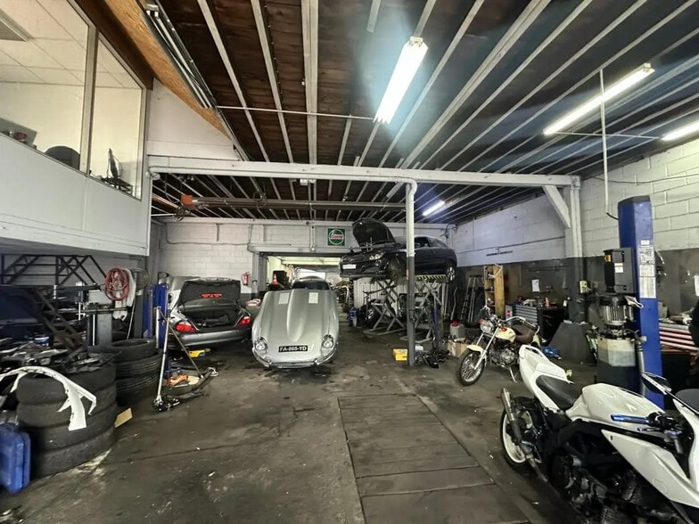 Retail in Chartres for lease - Interior Photo - Image 1 of 16