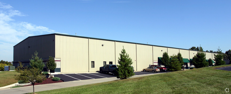 111-117 Avalon Industrial Pky, Wentzville, MO for lease - Building Photo - Image 2 of 5