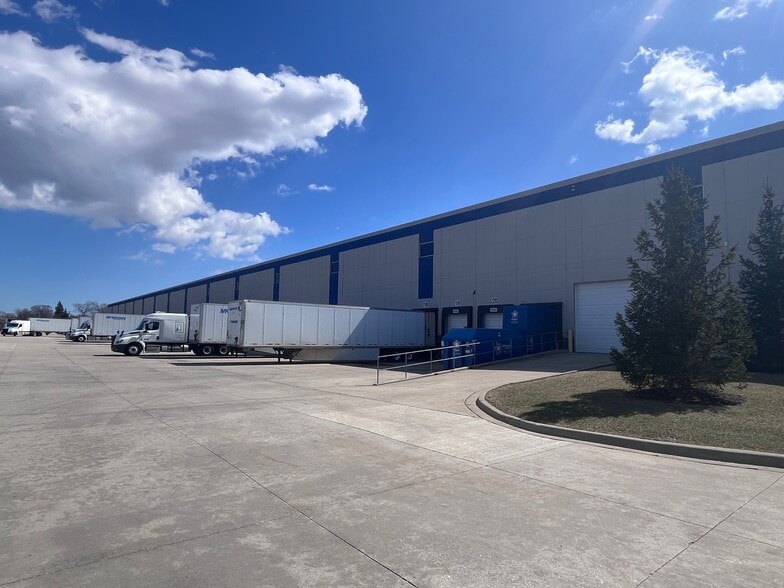 1750-1780 Birchwood Ave, Des Plaines, IL for lease - Building Photo - Image 2 of 32