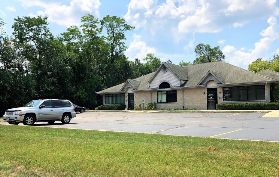80 N Virginia St, Crystal Lake, IL for lease - Building Photo - Image 3 of 22