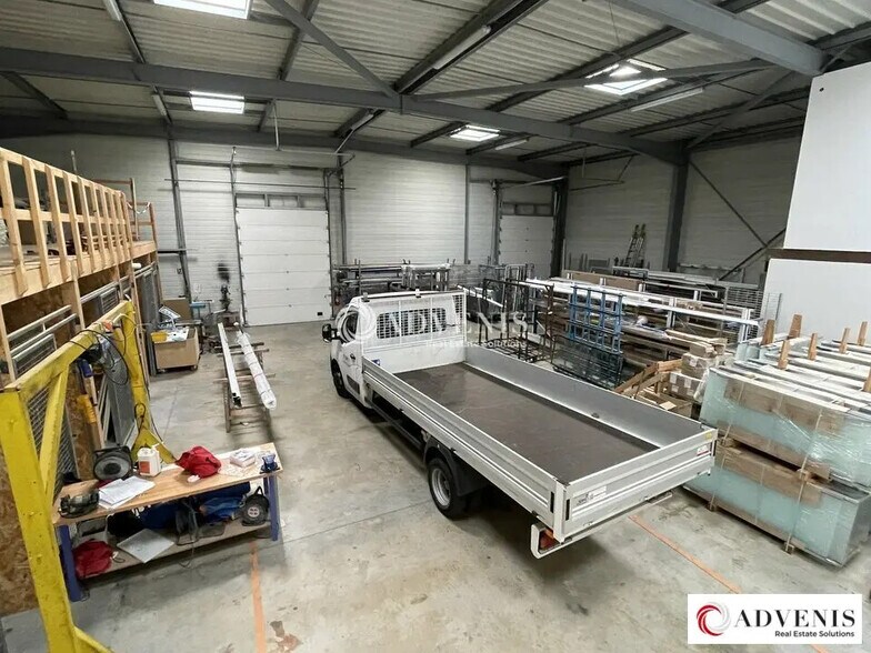 Flex in Le Haillan for lease - Interior Photo - Image 2 of 12